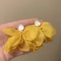 Gelbe Stoffblumen Ohrringe mit weißem runden Stecker, elegantes und leichtes Design für Frauen. - Transparenter Kopf Blumen / Gelber Stoff