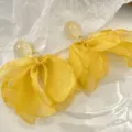 Elegante gelbe Chiffon Blumen Ohrringe, leichte mehrschichtige Blütenblatt Ohrringe. - Gelbe Clip-On / Gelber Stoff