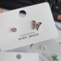 Modische asymmetrische Schmetterlings-Ohrstecker mit rosa Kristall für Damen und elegante Mädchen. - Bunter Schmetterling