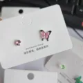 Asymmetrische Ohrstecker mit rosa Kristall und Schmetterling, minimalistischer Schmuck. - Rosa Schmetterling