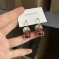 Silberne Ohrringe mit rotem Kristall Anhänger und Metallplättchen für Damen Mode. - Rot