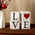 Valentinstag Holzblock Dekor LOVE Tischschild rustikale Heimdekoration fuer romantisches Geschenk - Doppelseitig bedruckter quadratischer Holzblock 1
