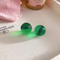 Retro bonbonfarbene runde Harz Ohrringe Detailansicht, stilvoller minimalistischer Ohrschmuck. - Grün