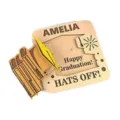 Tarjeta de felicitación 3D de madera para graduación regalo de decoración de escritorio personalizado. - Libros y birrete de graduado