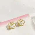 Elegante vergoldete Blumen Perlen Ohrstecker für Damen, minimalistischer täglicher Schmuck. - Perlenstil