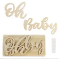 Intagli di lettere in legno Oh Baby con piastra di supporto in legno e punti adesivi per feste. - 20 cm x 40 cm x 5 mm / Colore legno naturale