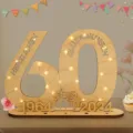 Hölzerne 60. Geburtstag Tischnummer Dekoration mit LED Lichterkette und gravierten Festwünschen Schild. - 60
