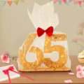 Detailansicht des hölzernen 65 Geburtstag Leuchtschildes, ideales Partydeko Geschenk. - 65