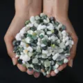 Natural small stones pebbles for aquarium landscaping and potted plant surface decoration. - 1 Jin / 0.5kg (0.7-1.5cm) / Moon White