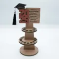 Cofanetto regalo soldi laurea 2025 in legno con tocco e citazione stimolante espositore. - Rosso