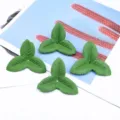 Primo piano dettagliato di foglie sepali verdi artificiali per artigianato e decoro. - Verde