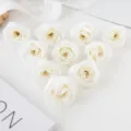 Têtes de roses blanches artificielles pour boîtes cadeaux DIY, décor de mariage et murs. - Blanc
