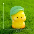 Niedliche Gelbe Harz Küken Figur mit Grünem Blatt Regenschirm, Miniature Dekor Variante - Schwimmendes Entlein auf Blatt Nr. 2