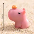 Mignonne figurine miniature de capybara rose avec orange sur la tête pour bureau. - N° 3 Capybara