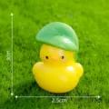 Süße gelbe Harz Ente Figur mit grünem Blatt Hut Mikro Landschaft Garten Ornament Dekor 3cm - Sitzendes Entlein auf Blatt Nr. 3