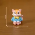 Leuke miniatuur kattenfiguur met blauwe trui, schattig hars bureau ornament 2,8x2,2cm. - Katje nr. 1