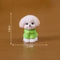 Schattig miniatuur hars hondje met groene jas voor microlandschap en bureau decoratie. - Hond Nr. 3