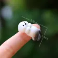 Miniature cute white sea otter figurine micro landscape toy resin ornament display on finger - Sea Otter (Simple Packaging)