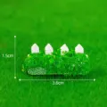 Miniatur Harz weißer Zaun Ornament mit grünem Moos für Mikro Landschaft DIY Garten Dekor sku - Zaungras Nr. 16