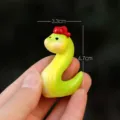 Simpatica Statuetta Serpente Verde Giocattolo Miniatura Animale Ornamento Regalo - Serpente verde con cappello rosso (confezione semplice)
