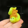 Graziosa statuetta serpente da scrivania mini resina zodiaco mascotte giocattolo 3.7cm - Serpente verde della fortuna (confezione semplice)