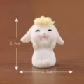 Süße kleine weiße Harz Kaninchen Figur mit gelbem Hut Mikrolandschaft Tischdekoration 2.4cm - Stil 5 - Hase mit Hut