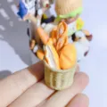 Nahaufnahme von Miniatur Kunstharz Brot und Korbmodell fuer kreative DIY Bastelzubehoer. - Brot Set