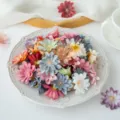 Vista dettagliata di teste di fiori artificiali colorati per lavori artigianali e accessori. - colori misti casuali