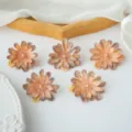 Close-up detail van kunstmatige zijden pioenrozen bloemhoofdjes voor DIY handwerk. - Koffie