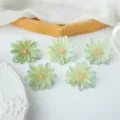 Primo piano di fiori di seta artificiale, materiale fai da te sfumato verde per accessori per capelli. - Verde