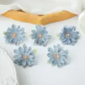 Primo piano dettagliato di fiori di seta artificiali blu per accessori capelli fai da te. - Blu