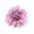 Detalle de primer plano de cabeza de flor de dalia artificial de seda rosa para decor. - Violeta Claro