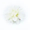 Detalle de flor de dalia blanca artificial, hermosa flor de seda para la fotografía. - Blanco