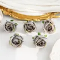 Kunstmatige grijze rozenkoppen voor DIY-ambachten, huwelijksdecoratie en bloemenmuurachtergronden. - Donkergroen