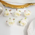 Têtes de roses artificielles en soie blanche, parfaites pour accessoires de corsage et de chapeau DIY. - Blanc