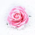Nahaufnahme Detail einer rosa-weißen künstlichen Flockstoff-Rosenblüte für DIY-Accessoires. - Dunkelrosa
