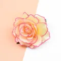 Detailansicht künstliche Rosenblüte, Stoffmaterial mit rosa Randverlauf, ideal für DIY Zubehör. - Champagner Rosa