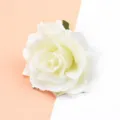 Nahaufnahme einer künstlichen weißen Rose, weiche Flockstoff-Textur, elegante Verarbeitung. - Creme