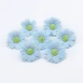 Primo piano di teste di margherite artificiali azzurre per artigianato e scatole regalo. - Mini margherite rivestite in lattice - Blu