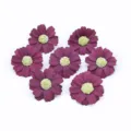 Vista dettagliata di teste di fiori di margherita artificiali per decorare la scatola. - Mini margherite rivestite in lattice - Rosso rosa