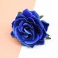 Blaue Samt-Rosenhaarspange und Brosche, detailreiche Ansicht des künstlichen floralen Designs. - Dunkelblau