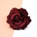 Dunkelrote Stoffrosen-Blüte als Accessoire mit feiner Samttextur, ideal für DIY-Broschen und Deko. - Burgunderrot