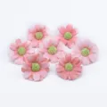Vista dettagliata di capolini di margherite artificiali rosa per scatole regalo e decoro. - Piccola margherita gommata - Rosa chiaro