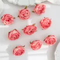Kunstmatige roze rozenkoppen met verbrande randen voor DIY bruiloft en huisdecoratie. - Roze