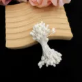 Weisse perlmuttartige Blumenstaendchen DIY Bastelzubehoer fuer handgemachte Rosen und Blumenkunst. - Schaumstoff-Stil / 70 Stück/Packung / Schaumstoff Weiß