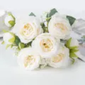 Witte kunstmatige pioenroos bloemenboeket voor huisdecoratie, elegante Europese bloemenschikking. - Wit