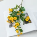 Kunstmatige kleine rozenbloemen met lange steel voor huisdecoratie en fotorekwisieten. - Geel
