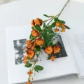 Kunstmatige lange tak kleine rozenbloem voor thuisdecoratie en fotografie rekwisieten. - Oranje