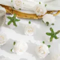 Teste di rose artificiali bianche per decorazioni floreali fai da te e feste nuziali. - Bianco