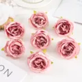 Künstliche Rosenblüten Köpfe in Rosa für wunderschöne Hochzeitsdekoration und Fotografie. - Sandrot